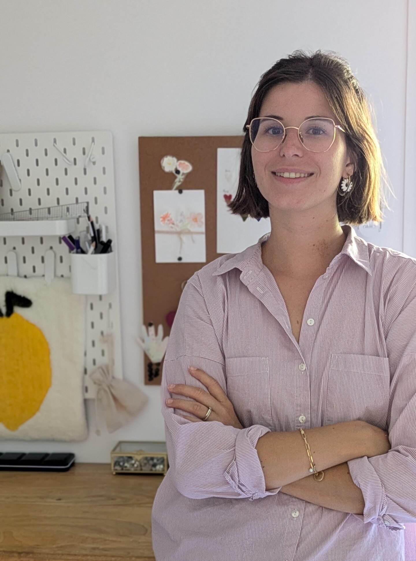 Claire, fondatrice d’En Plein Cœur Créations, artisan passionnée de broderie et d’aquarelles faites main